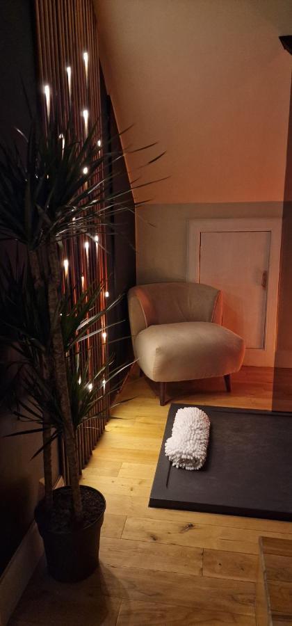 New Amazing The Black Wolf Suite The Grumpy Schnauzer B&B Airdrie Exteriér fotografie