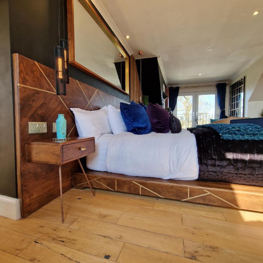 New Amazing The Black Wolf Suite The Grumpy Schnauzer B&B Airdrie Exteriér fotografie