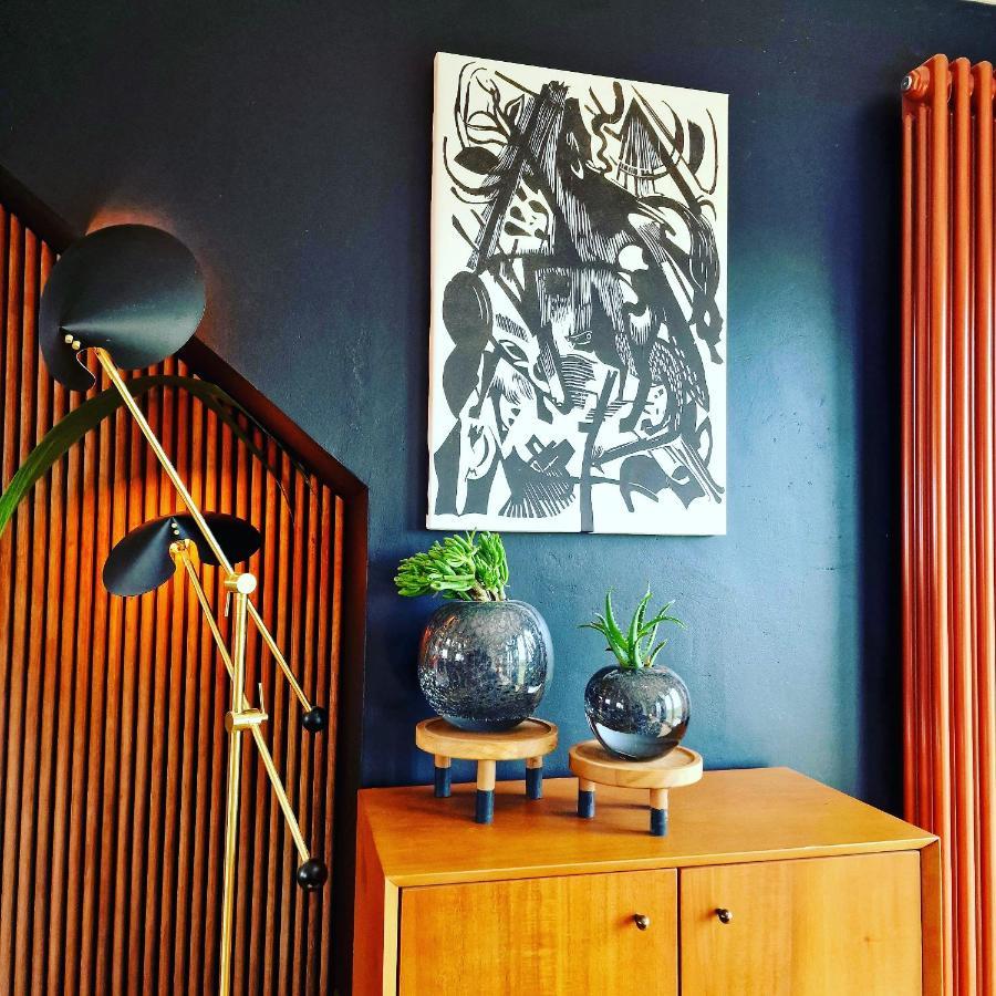 New Amazing The Black Wolf Suite The Grumpy Schnauzer B&B Airdrie Exteriér fotografie