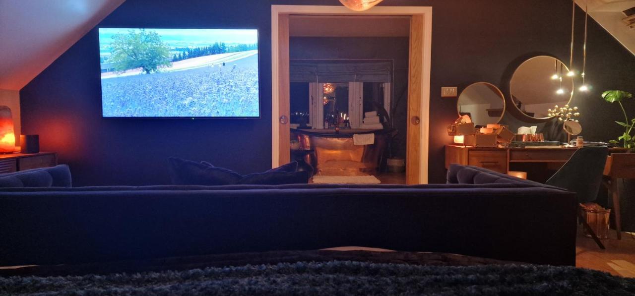 New Amazing The Black Wolf Suite The Grumpy Schnauzer B&B Airdrie Exteriér fotografie
