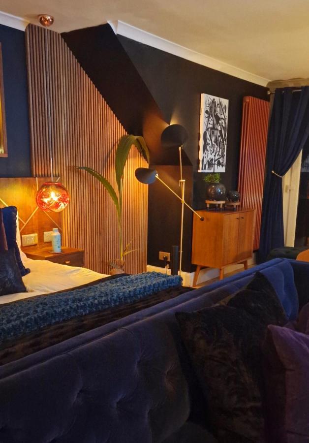 New Amazing The Black Wolf Suite The Grumpy Schnauzer B&B Airdrie Exteriér fotografie