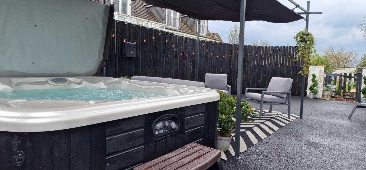 New Amazing The Black Wolf Suite The Grumpy Schnauzer B&B Airdrie Exteriér fotografie
